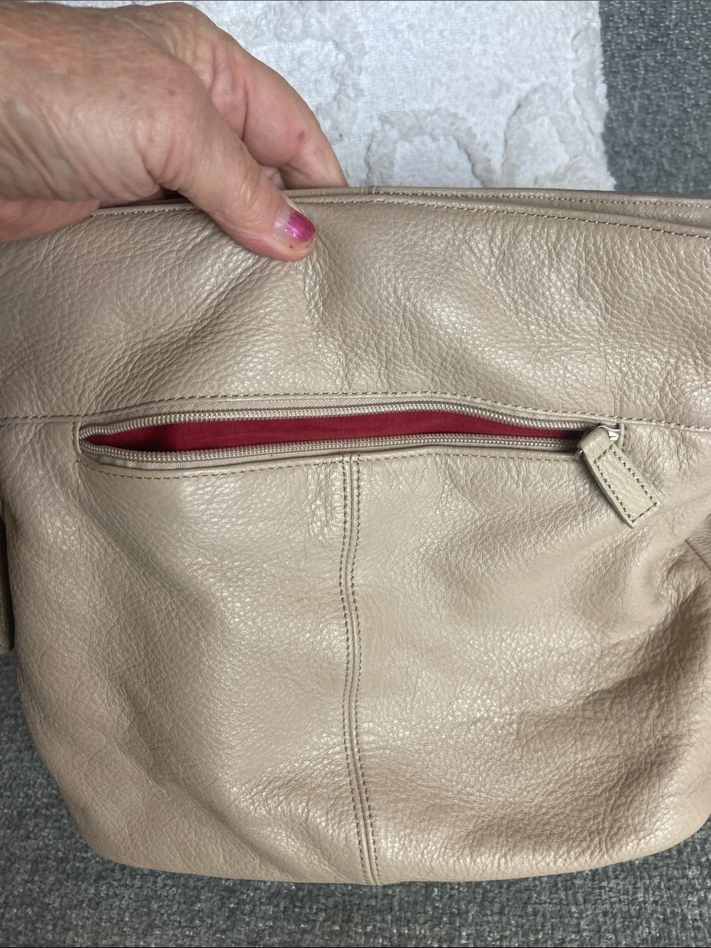 Stone Mountain Accessories Beige Pebbled Leather Crossbody Bag